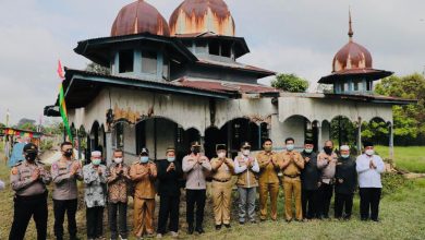Photo of Kapolda Riau Inisiasi Renovasi Masjid Tua, Bersama Tokoh Masyarakat Letakkan Batu Pertama Pembangunan